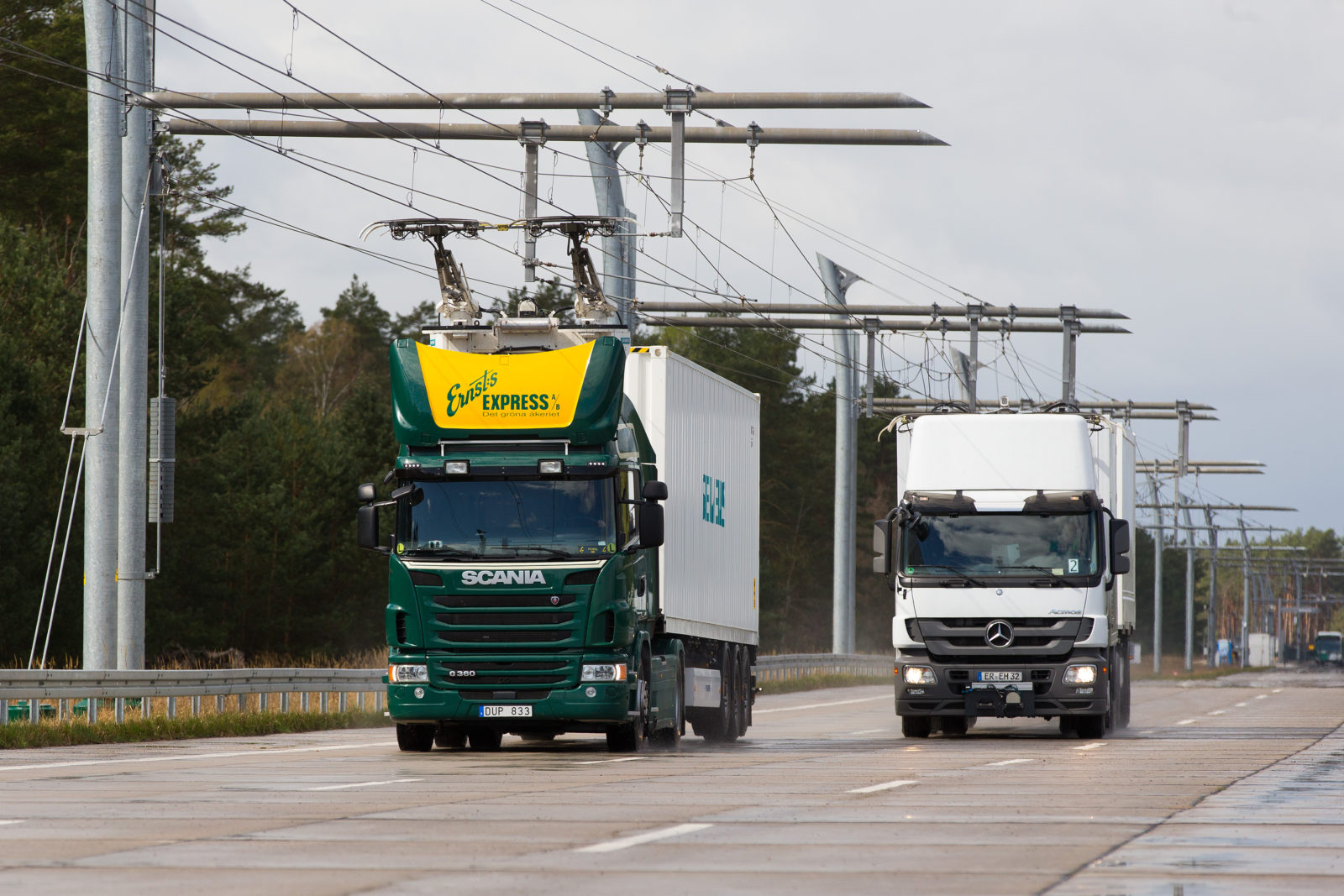 eHighway is a reliable and environmentally friendly alternative to standard truck transport that supplies trucks with power from an overhead contact line. This means that not only is energy consumption cut by half, but local air pollution is reduced too, making the technology twice as efficient as internal combustion engines.