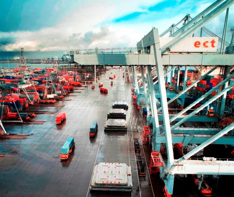 Nederland, Rotterdam, 2008
Bij containeroverslagbedrijf ECT op de Maasvlakte worden containers overgeslagen met behulp van kranen en agv's.
Foto; Freek van Arkel/Havenbedrijf Rotterdam