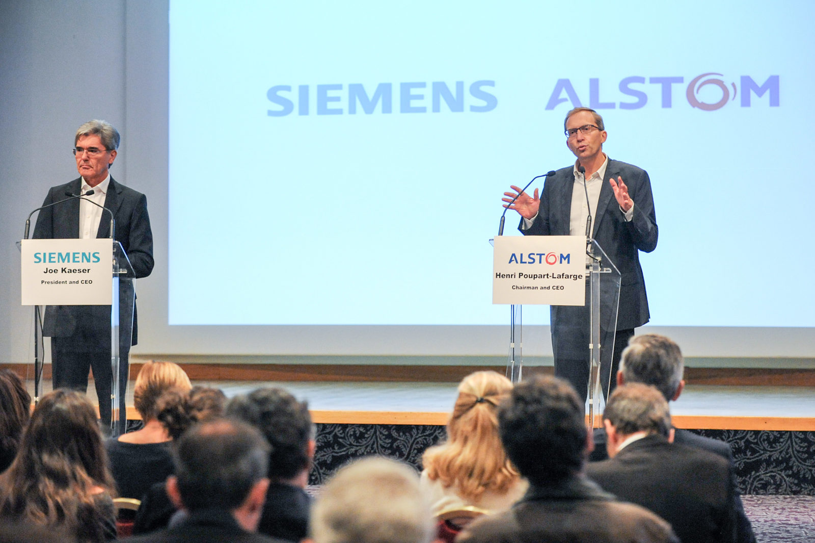 Siemens und Alstom haben eine Absichtserklärung über die Zusammenlegung des Mobilitätsgeschäfts von Siemens, einschließlich der Sparte Bahnantriebe, mit Alstom unterzeichnet. Auf einer gemeinsamen Pressekonferenz haben die Vorstandsvorsitzenden Joe Kaeser, Siemens AG (l.), und Henri Poupart-Lafarge, Alstom (r.), die Schaffung eines europäischen Champions für Mobilitätslösungen verkündet. Mit Siemens und Alstom fusionieren zwei innovative Unternehmen aus der Bahnindustrie und bieten ein umfassendes Angebot an Mobilitätslösungen mit weltweiter Präsenz.  Siemens and Alstom have signed a Memorandum of Understanding to combine Siemens' mobility business, including its rail traction drives business, with Alstom. In a joint press conference the CEOs of the two companies, Joe Kaeser, Siemens AG (l.), and Henri Poupart-Lafarge from Alstom (r.), announced the creation of a European Champion in Mobility. With Siemens and Alstom two innovative players of the railway market join forces with comprehensive offering and a global presence.