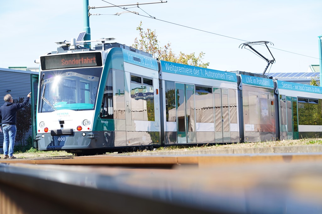 Siemens Mobility präsentiert erste autonom fahrende Straßenbahn der Welt / Siemens presents world's first autonomous tram