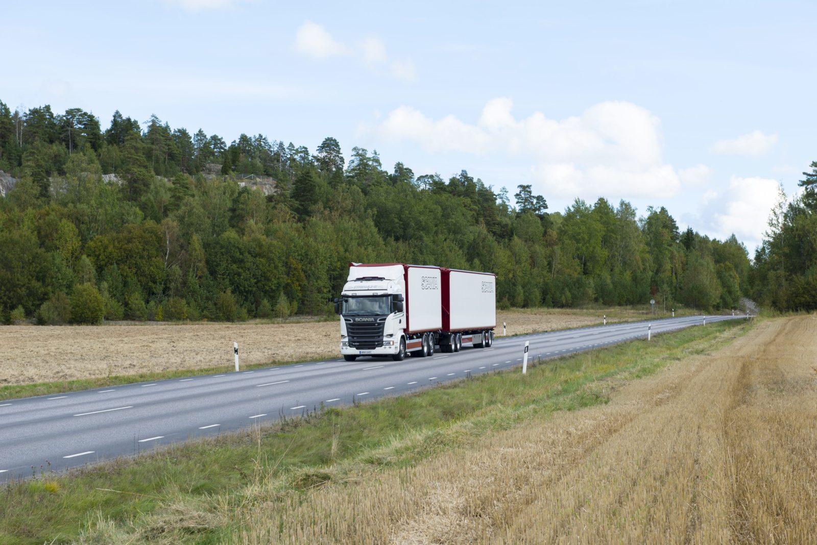Scania R 580 6x2 Highline wood chip transport with trailer. Biodiesel.
Nykvarn, Sweden
Photo: Peggy Bergman 2015