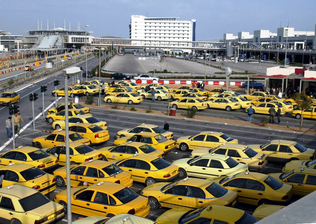 Ταξί στο αεροδρομιο Ελ. Βενιζέλος στα Σπάτα. Τα ταξί προκειται να διακόψουν την μεταφορά επιβατών από  και προς του αεροδρόμιο από τις 18.00 εως τις 21.00  μετά από απόφαση του σωματείου τους.