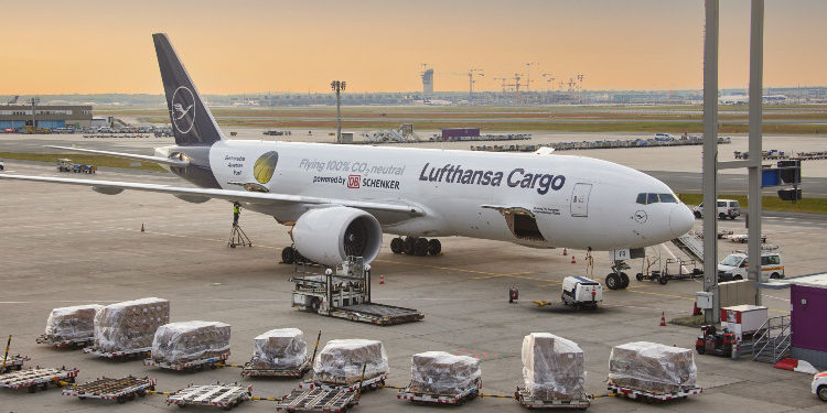 Boeing 777 Lufthansa Cargo D-ALFG Sonderbeklebung "Flying 100% Co2 Neutral powered by DB Schenker"